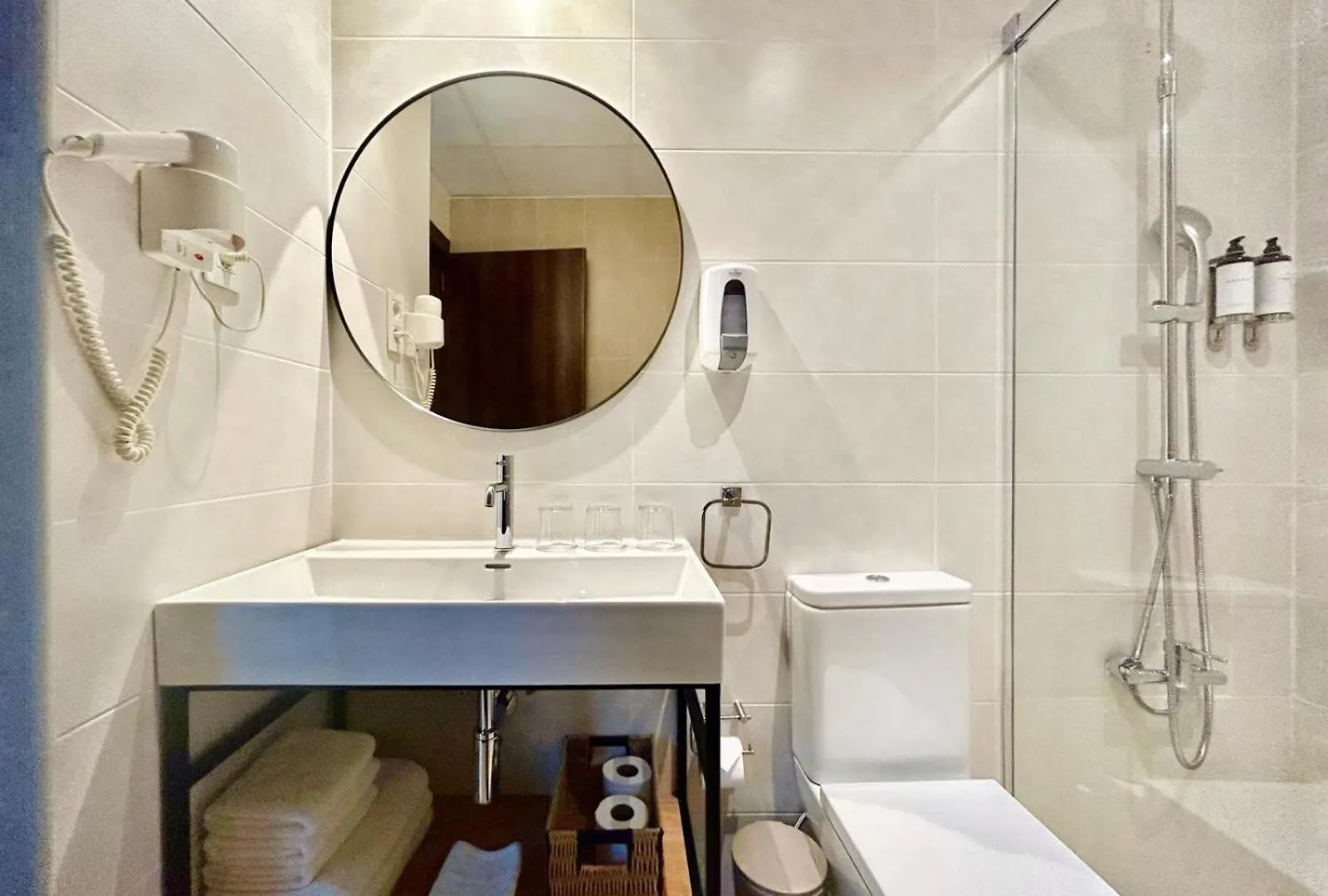 Konukevi Hostal Centric Barselona